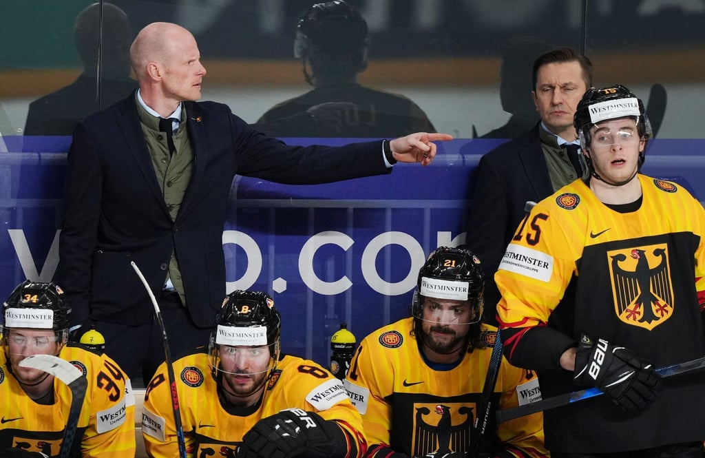 Eishockey-Bundestrainer Toni Söderholm (l) hat mit seinem Team nun Kanada vor der Brust.