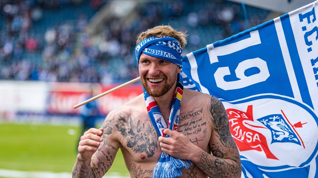 Jan Löhmannsröben heizte die Aufstiegsparty von Hansa Rostock an.