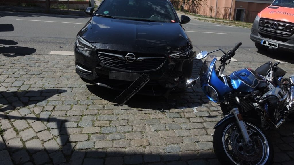 Die beiden beteiligten Fahrzeuge nach dem Unfall.