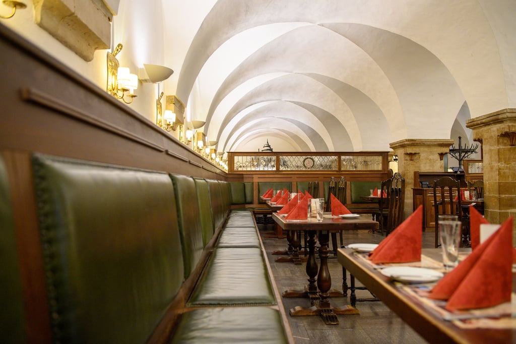 Leere aber bereits eingedeckte Tische im im historischen Restaurant «Ratskeller» in Magdeburg. In der Stadt startete am Freitag ein Modellprojekt, bei dem auch die Innenbereiche der Gastronomie öffnen dürfen.