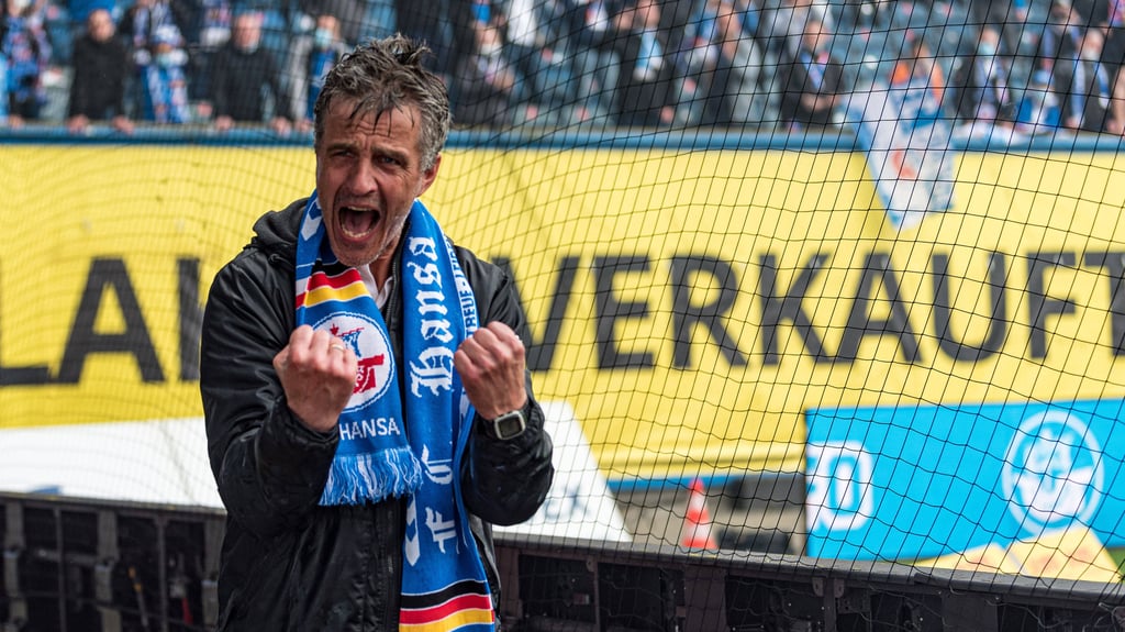 Der ganze Druck fällt ab: Trainer Jens Härtel hat Hansa Rostock zurück in die 2. Bundesliga geführt.