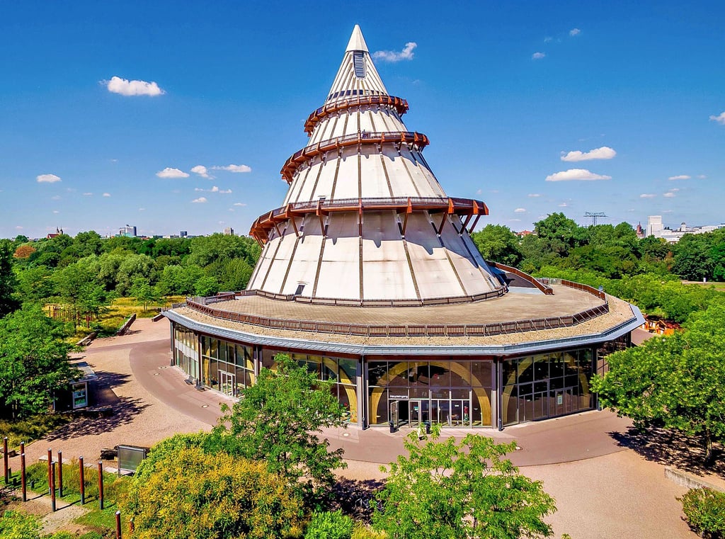 Ab Juni soll der Jahrtausendturm wieder für Besucher öffnen. In der neuen Sonderausstellung ?Staunikum? gibt es Physik zum Anfassen. Im Turm wurde zudem ein neues Restaurant eröffnet.