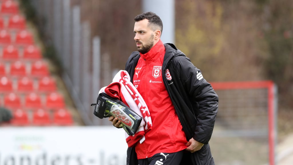 Torwart Kai Eisele packt seine Sachen beim Halleschen FC zusammen.