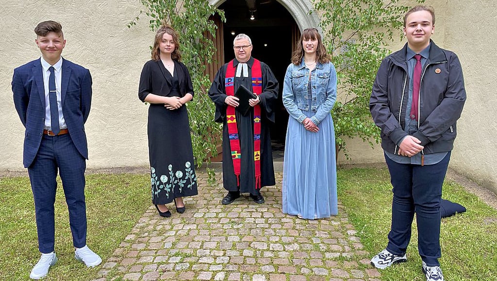 Jonas Wittich, Nele Krüger, Pfarrer Martin Vibrans, Henriette Klümper, Kilian Thunert (von links).