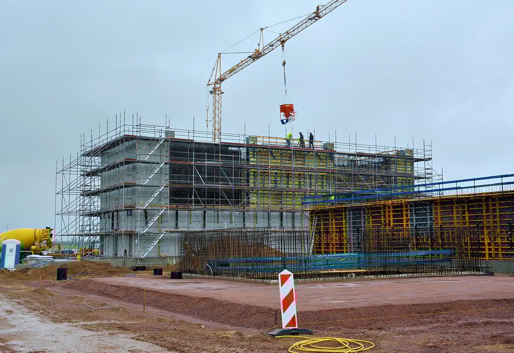 Im Gewerbegebiet West, nahe der Autobahn 14, entsteht derzeit bei Bernburg eine moderne Bioabfallvergärungsanlage. Im hohen Gebäude wird der riesige Fermenter für die Vergärung sein, im vorderen Bildbereich wird sich die Biogutannahme befinden.