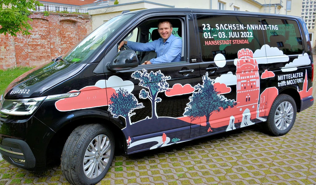 Matthias Neumann, Leiter des Organisationsbüros, ist dieser Tage meist mit dem neuen Stadtfahrzeug unterwegs, das mit dem Plakatmotiv zum Sachsen-Anhalt-Tag in Stendal gestaltet wurde und so ein rollender Werbeträger ist.