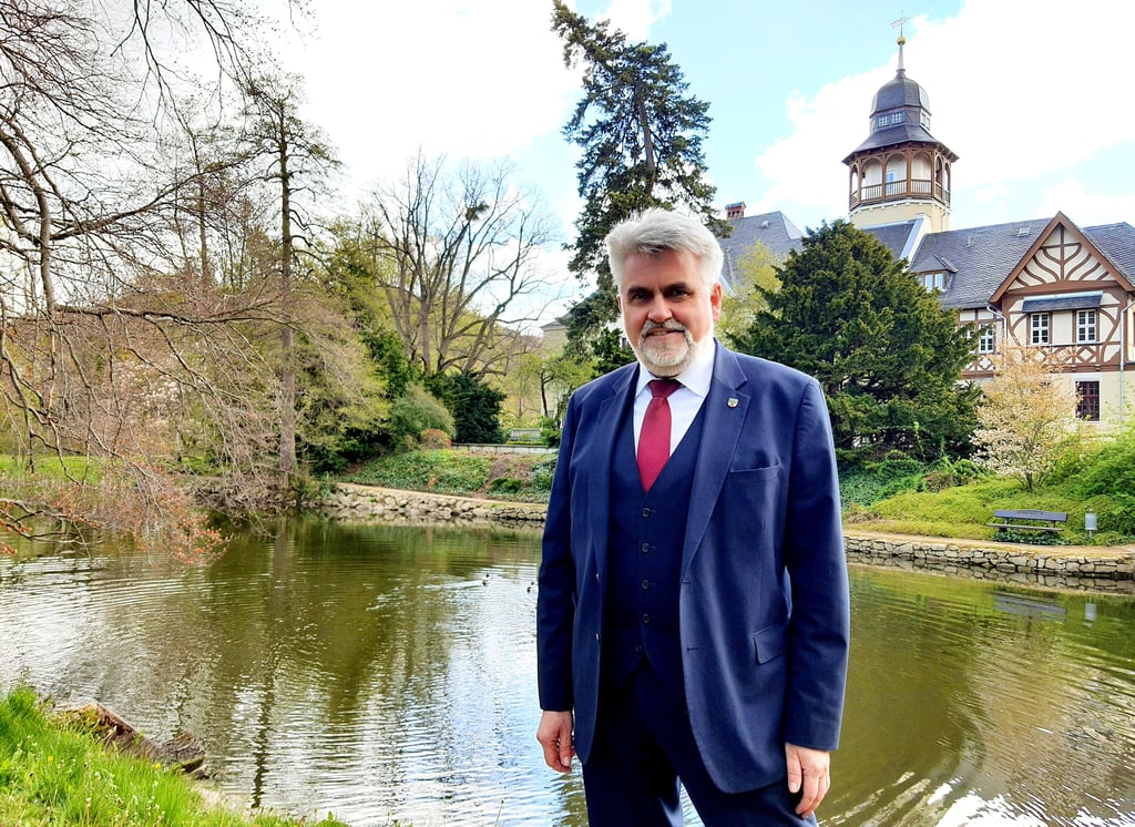 Armin Willingmann auf dem Campus der Hochschule Harz in Wernigerode ? im Hintergrund die Rektoratsvilla, sein früherer Arbeitsplatz. Hierher kehrt der 58-Jährige immer wieder gern zurück.