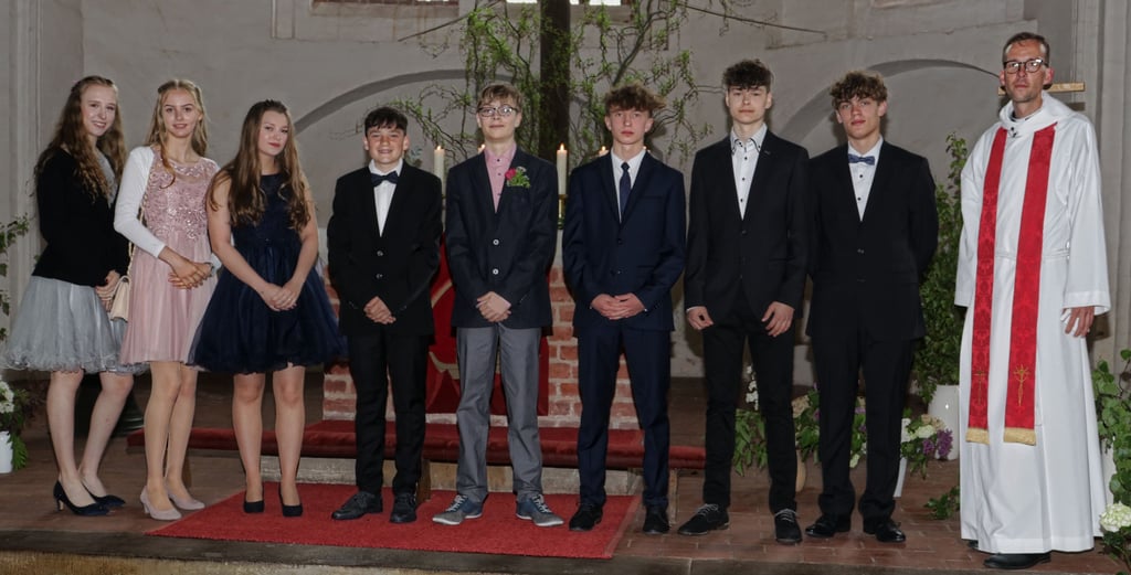 Die Konfirmanden mit Pfarrer Gordon Sethge (rechts): Mette-Maje Engel (von links), Larissa Fischer, Lilly Manecke, Ben Döring, Konstantin Seidel, Finn Schröter, Norik Egermann und Moritz Krüger.