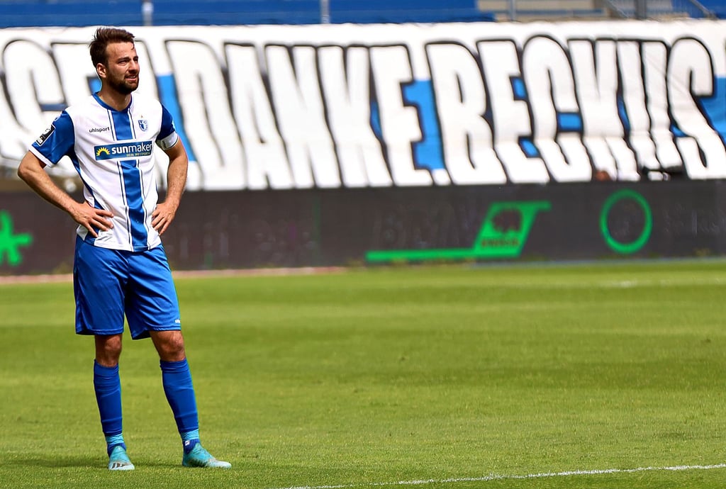 Christian Beck stand vor dem Banner der Fans und schaute sich in der Halbzeitpause sein Abschiedsvideo auf der Stadionleinwand an. Die Erinnerungen rührten ihn zu Tränen.