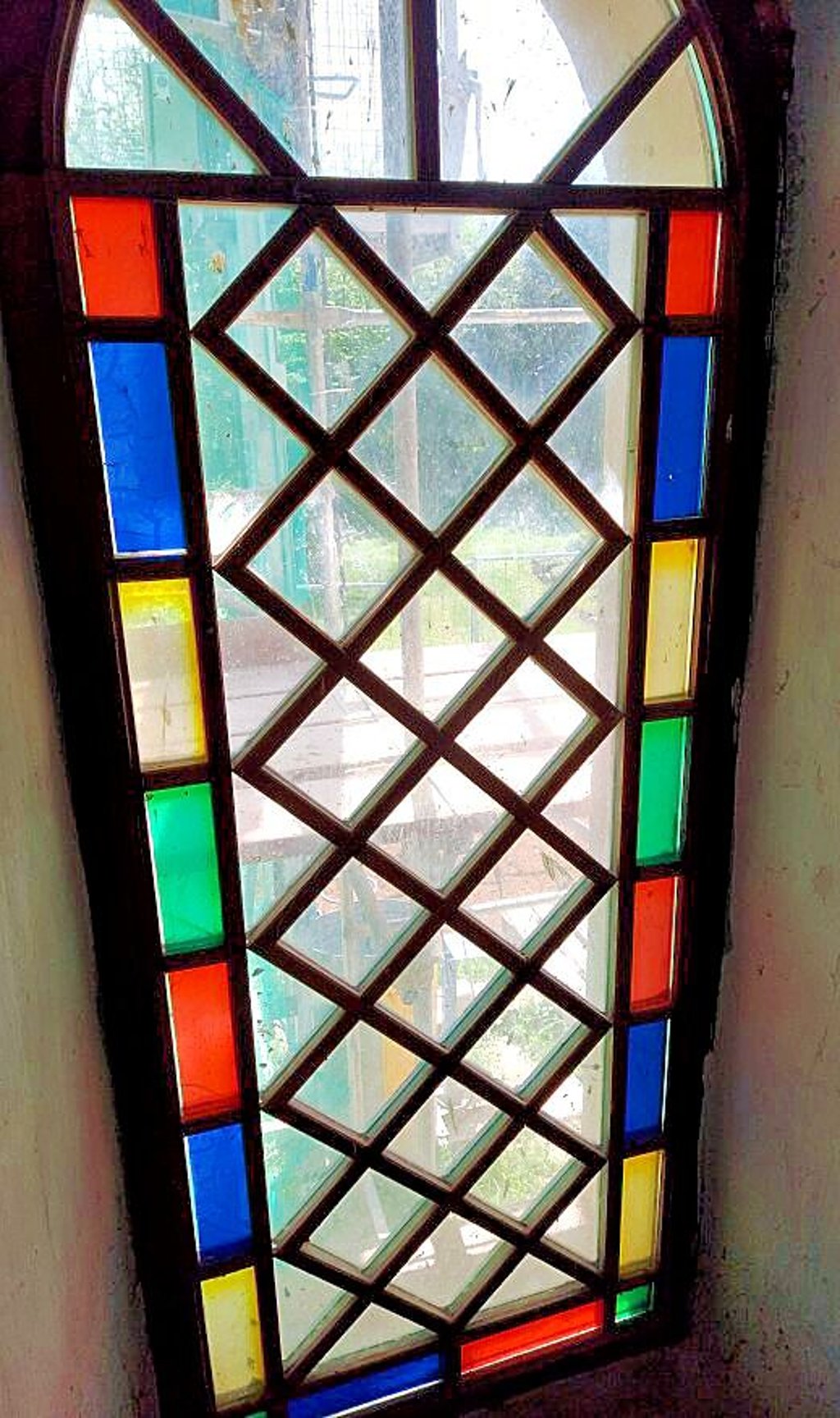 Eines der alten Kirchenfenster, die verkauft werden sollen.