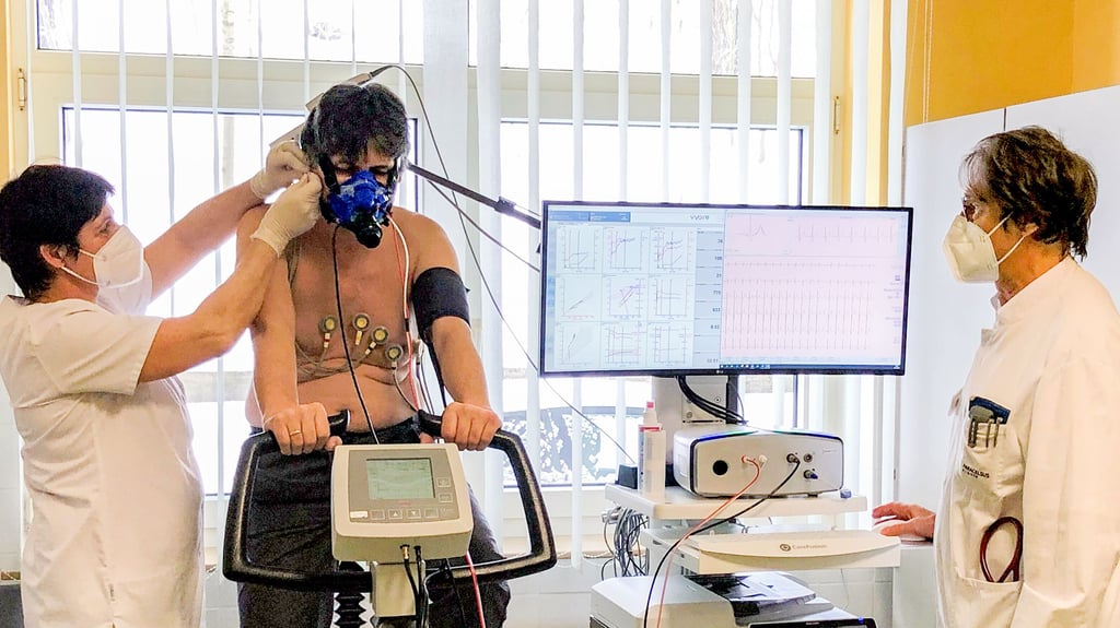 Bei Post-Covid-Patienten überprüft Chefarzt Stefan Schwarz (rechts) mit der Spiroergometrie Herz, Atmung und Lunge des Patienten.
