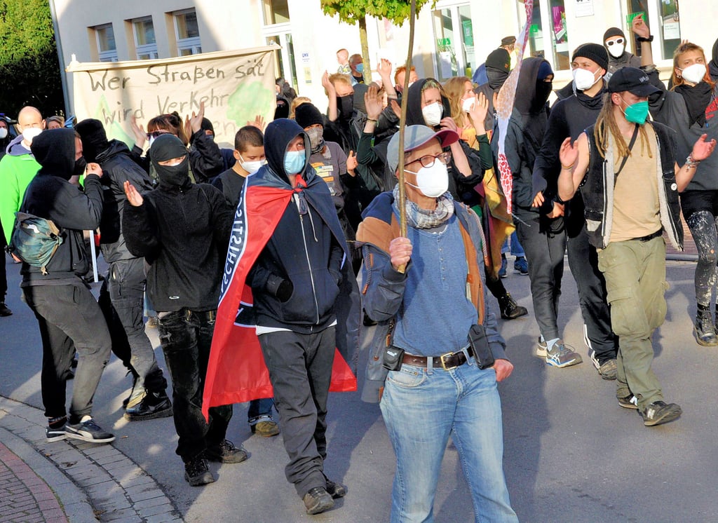 Linke Demonstranten und A-14-Gegner versammelten sich in einem Demonstrationszug. ?Wer Straßen sät wird Verkehr ernten?, prangte als Schriftzug auf einem Banner. Die Polizei schätzte die Zahl auf etwa 120 Anhänger.
