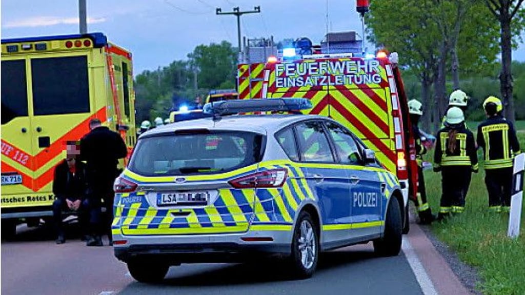 Polizei und Rettungskräfte an der Unfallstelle zwischen Kirchfährendorf und Wengelsdorf.