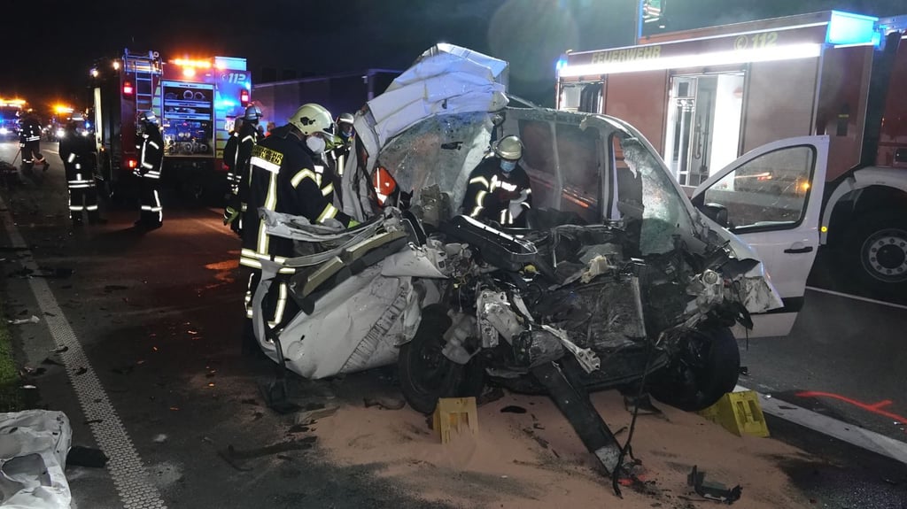 Der Kleintransporter erlitt bei dem Unfall einen Totalschaden. Der Fahrer starb noch an der Unfallstelle.