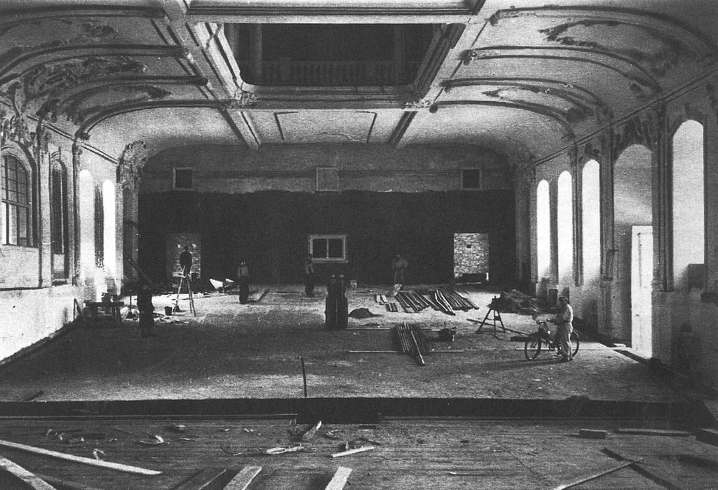 Vom 3. November 1950 stammt das Schwarz-Weiß-Foto, das den Umbau der ehemaligen Reithalle in ein Theater mit Bühne, Orchestergraben und einer schrägen Bestuhlung zeigt.