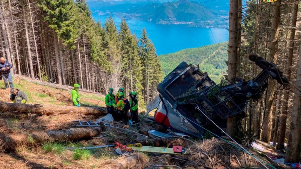 Retter arbeiten am Wrack einer Gondel, die in der Nähe des Gipfels der Stresa-Mottarone-Linie in der Region Piemont, Norditalien, abstürzt war.