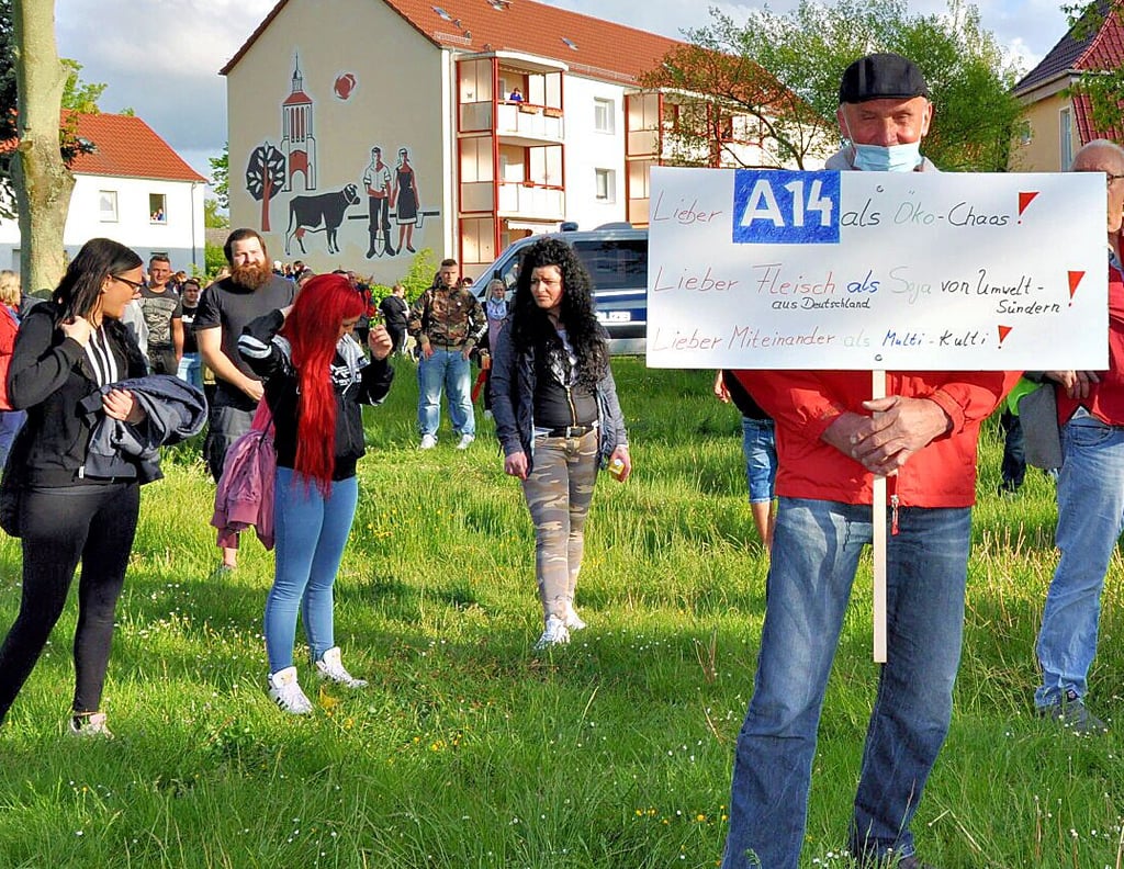 „Lieber A 14 als Öko-Chaos“, steht auf diesem Schild geschrieben. Die AfD rief am Freitag in Seehausen zur Demo auf.