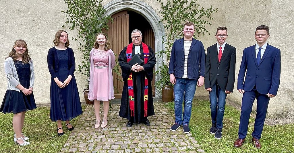 Thea Merke, Emilia Weigel, Samlomé Scharf, Pfarrer Martin Vibrans, Nils Trebbin, Paul Vorbrodt und Colin Timme (v. li.).