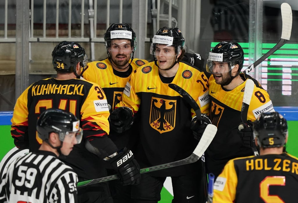 Das DEB-Team um Tom Kühnhackl (l) setzte sich auch gegen Kanada durch.