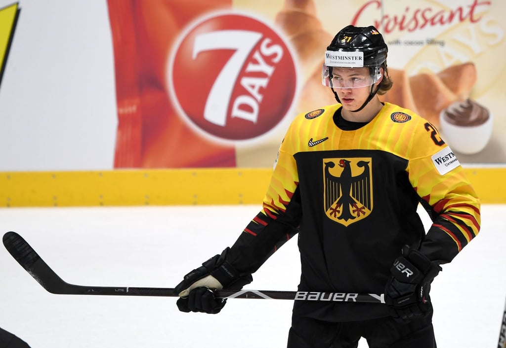 Top-Verteidiger Moritz Seider beim Warm-up.