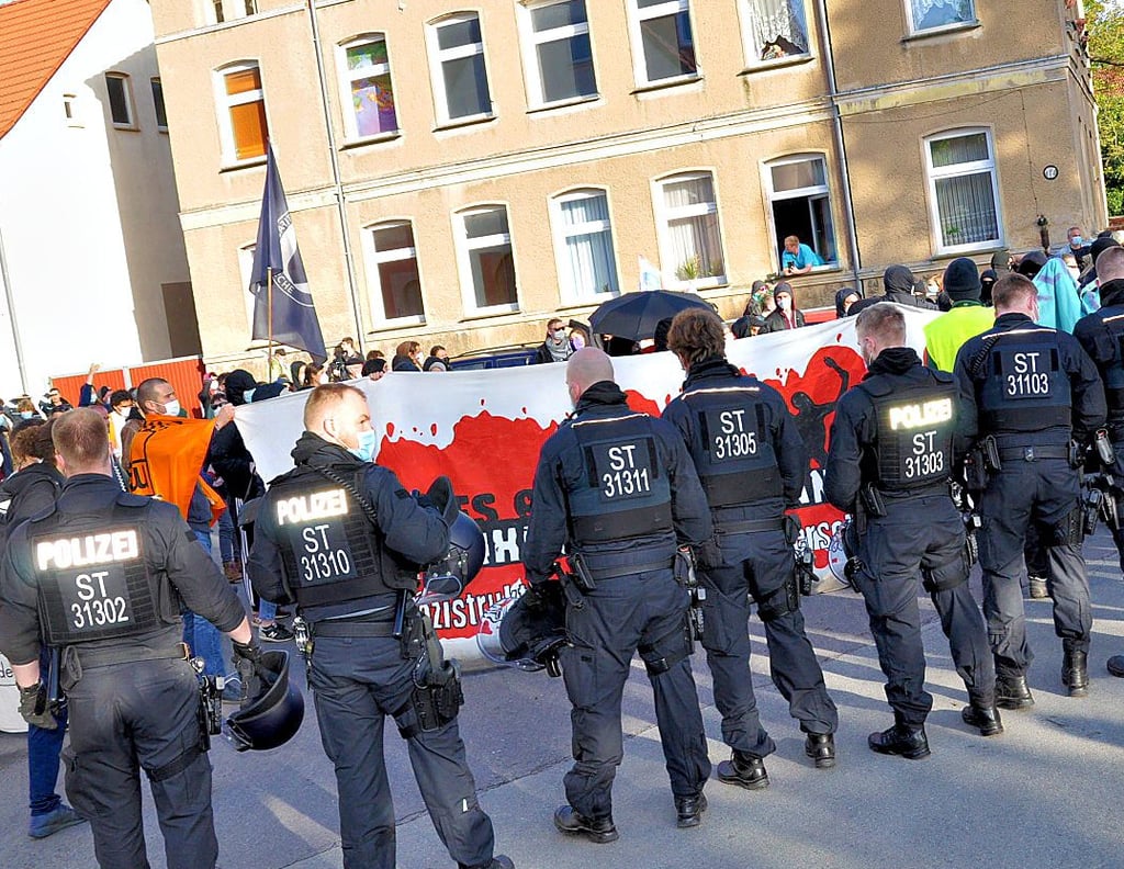 Zwei Züge der Bereitschaftspolizei und Beamte der Stendaler Polizeiinspektion trennten beide Lager voneinander.
