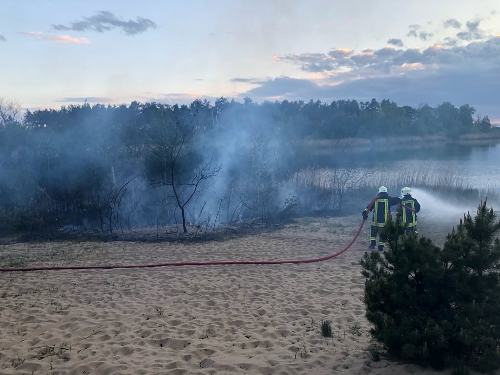Die Feuerwehr Pretzien-Plötzky löscht am Freitagabend einen Schilfbrand am AWG See. Die Brandursache ist noch unklar.