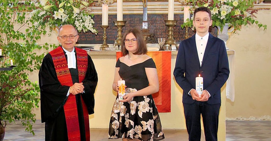 Loburgs Pfarrer Georg Struz mit den Konfirmanden Luise Gröpler und Georg Gramzow.
