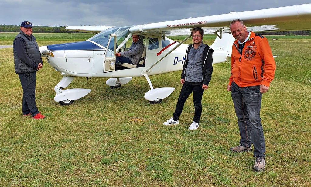 Der Fluglehrer (rechts) mit seinen drei Flugschülern von der Flugschule in Ballenstedt auf dem Kleinflugplatz in Scharlibbe. Zum Auftanken ging es von dort auch einmal über Havelberg hinweg zum Flugplatz ins brandenburgische Kyritz.