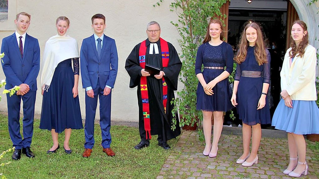 Georg von Gottberg, Helene von Gottberg, Phillipp Pusch, Pfarrer Martin Vibrans, Tina Mewes, Pia Schulz, Maria Neuling (von links).