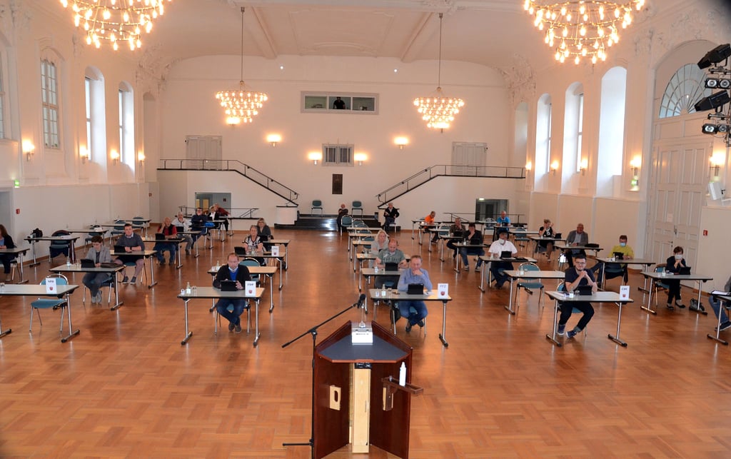 Heute gibt es keine schrägen Ränge mehr, sondern einen geraden Fußboden im jetzigen Katharina-Saal der Stadthalle, in dem regelmäßig auch der Stadtrat tagt.