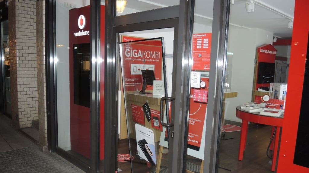 Die herausgelöste Glasscheibe der Eingangstür-