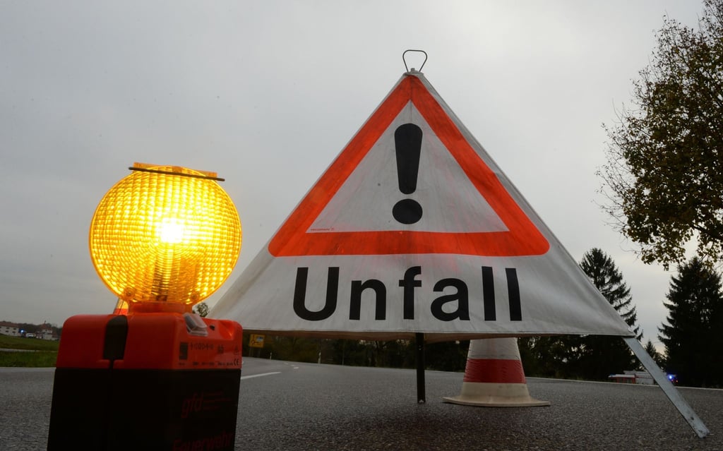 Ein Warndreieck ist an einer Unfallstelle aufgestellt.