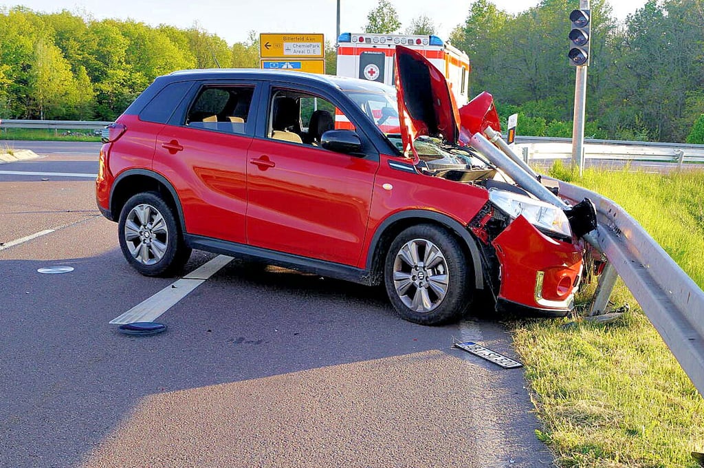 Am Abzweig von der B 183 krachte das Auto in die Leitplanke.