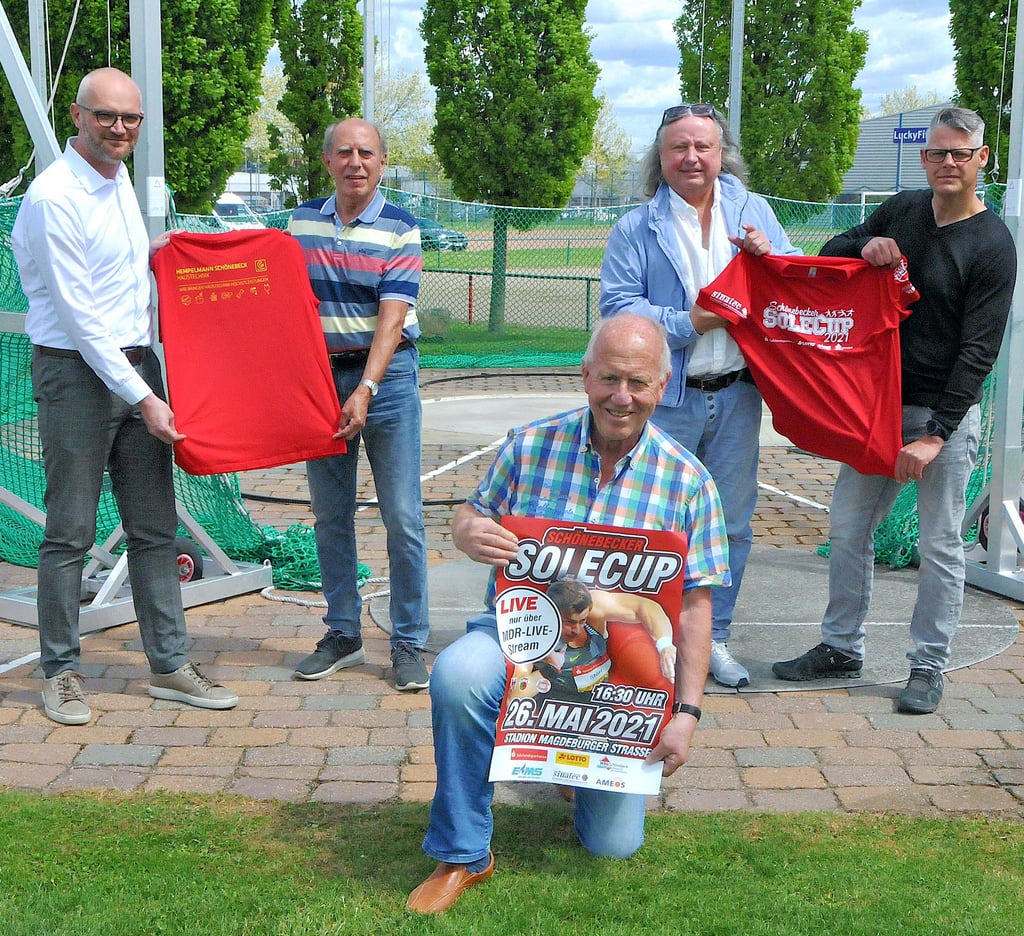 Kurt Zimmermann, Geschäftsführer ?HS-C. HEMPELMANN SCHÖNEBECK", Frank Wedekind, Vizepräsident von Union Schönebeck, Mayk Probst, Geschäftsführer ?sinatec", Dorian Reichelt, Geschäftsführer ?Druck & Werbung Reichelt" (h.v.l.) sowie Hans Weber, Gesamtleiter des Solecups, präsentieren die Helfershirts für den 15. Solecup.