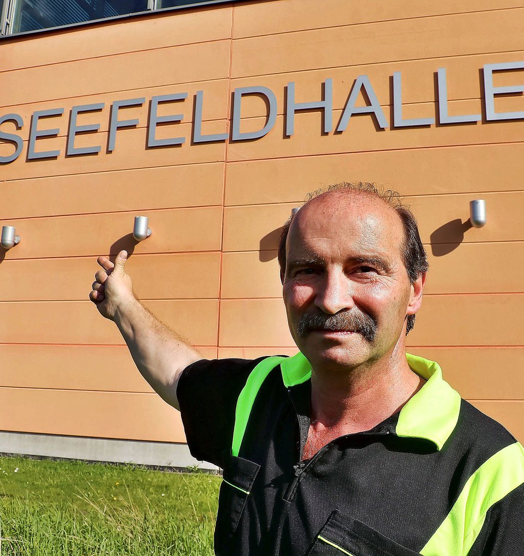 Rainer Wenzel, Handball-Schiedsrichter aus Erdeborn, vor der Sporthalle in Wansleben