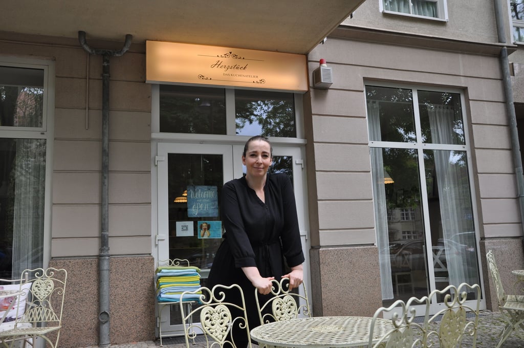 Lena Oschmann gehört das Café Herzstück an der Goethestraße in Magdeburg-Stadtfeld. Erneut sind die zwei großen Sonnenschirme vor ihrem Café in Brand gesetzt worden. Im Juni 2020 hatte ein Brandstifter die Schirme schon einmal angezündet.