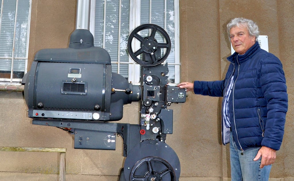 Rüdiger Haase ist stolzer Besitzer einer Filmmaschine aus dem Baujahr 1949/50. Das Gerät steht direkt vor seinem Rundfunkmuseum "Alte Brille" an der Räbelschen Straße in Werben.