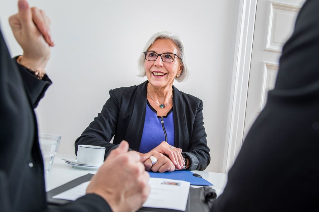 Selbstbewusstsein und ein gelassener Umgang mit dem eigenen Alter sind beim Jobwechsel mit 50+ wichtig.