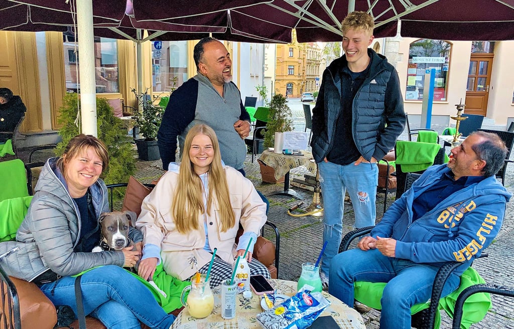 Ein Abend wie lange nicht mehr: Angelika (l.) und Maik Reinicke (r.) haben sich mit Leila Medic und Jonathan Ranft (2. v.r.) auf der Terasse der Bar „Privileg“ von Adham Chevan (3.v.r.) getroffen.