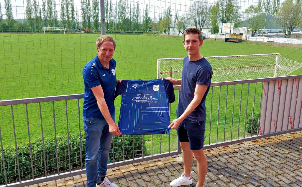 Sportdirektor Steve Schaller (li.) und Neuzugang Marvin Römling präsentieren das neue Gräfenhainichener VfB-Trikot für die Landesklasse.