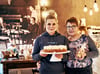 Johanna und Mutter Manuela Behrends im Café „Verzuckert“ in Berlin. Im Hintergrund eine Tapete mit einer historischen Aufnahme aus Osterburg.