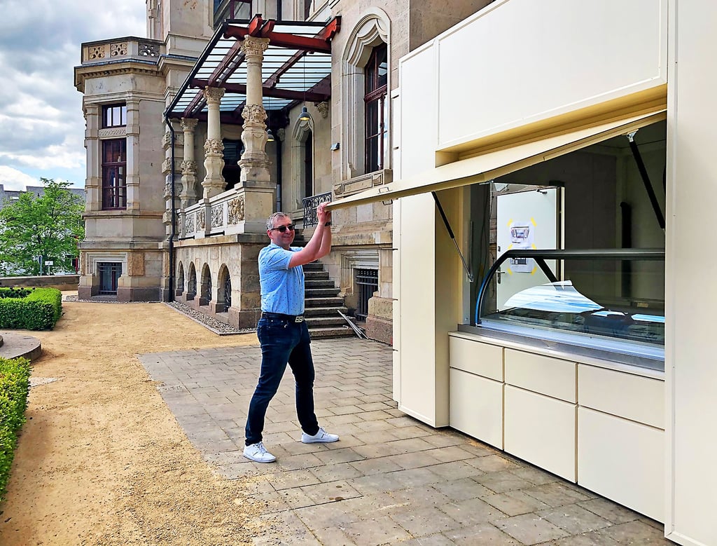 Gastronom Uwe Weigelt will in den nächsten Wochen in den ehemaligen „Parlamentsstuben“ im Ständehaus das Eiscafé „eisheimisch“ eröffnen. Der Stand für den Außer-Haus-Verkauf, der dem Stil des Ständehauses nachempfunden ist und speziell angefertigt wurde, ist schon da.