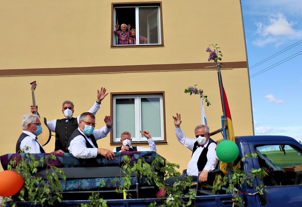 Pfingststimmung in Eilsdorf (von links) Dieter Meysing, Martin Wiedenbach, Uwe Voigt, Helmut Kratochwil und Detlef Herbst lassen sich die Stimmung nicht vermiesen, am Fenster Otto und Renate Voigt.