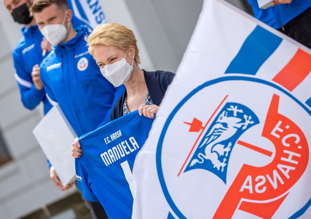 Manuela Schwesig (SPD), Ministerpräsidentin von Mecklenburg-Vorpommern, hält ein Trikot des Fußballvereins FC Hansa Rostock mit ihrem Namen und der Rückennummer 1.