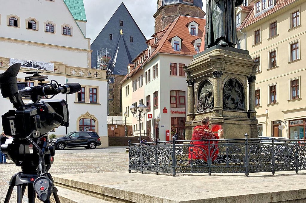 Björn Meisel, Mitglied der Theatergruppe, sprüht den Luther an