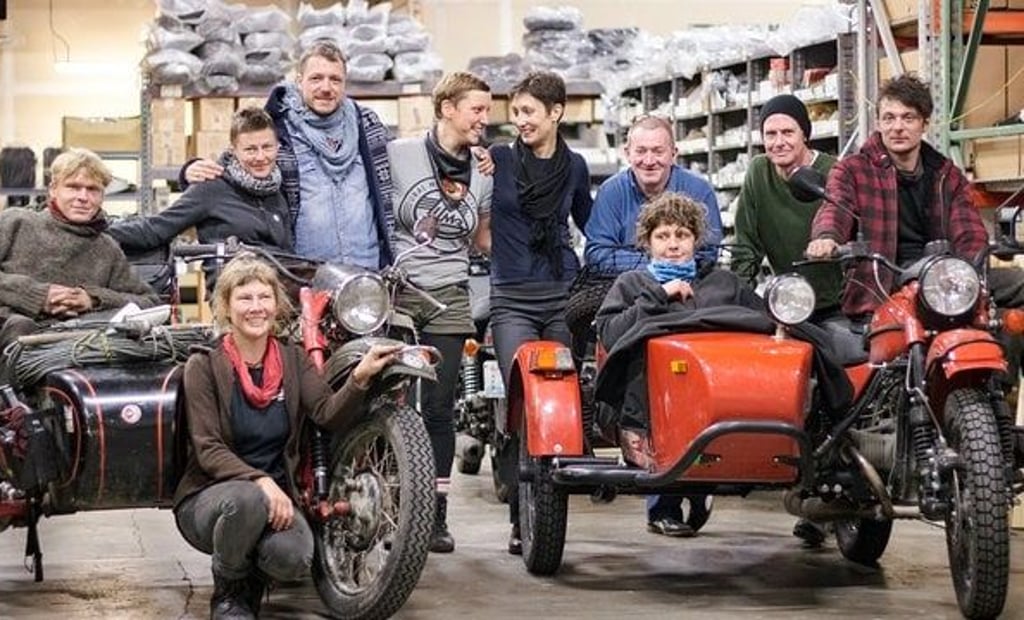 Eine Gruppe junger Künstler war mit alten Motorrädern mit Beiwagen zweieinhalb Jahre lang von Halle an der Saale bis in die Weltmetropole New York unterwegs.