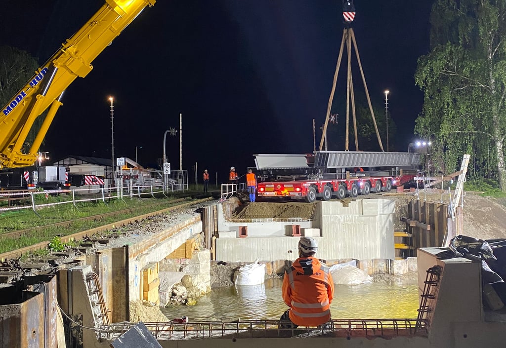 Die neue Holtemme-Brücke - 55 Tonnen schwer - wird per Kran vom Tieflader in seine Endposition über der Holtemme gehievt.