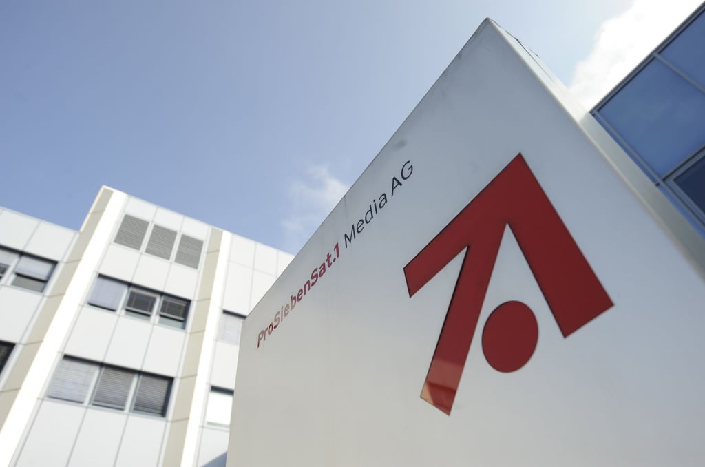 Das Konzern-Logo der ProSiebenSat.1 Media AG ist am Eingang zur Konzern-Zentrale.