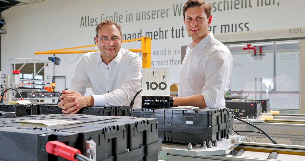 Die Tesvolt-Gründer Daniel Hannemann (links) und Simon Schandert