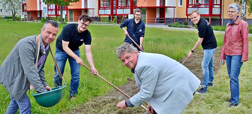 Andy Grabner und Dietmar Krause (beide CDU) unterstützen die Zerbster Junge Union beim Anlegen der Blühwiese. Ute Schilling (rechts) vom städtischen Grünflächenamt behält die Aktion im Blick.